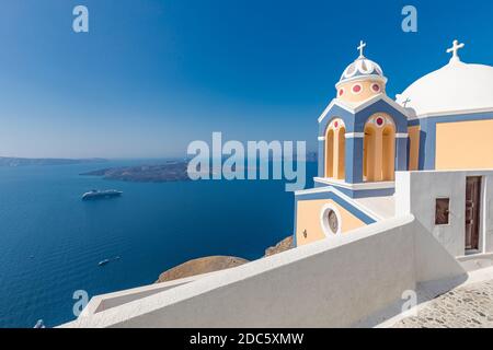 Ägäis bei Sonnenuntergang, Santorini Island, Griechenland. Mediterrane Sommerstimmung, Urlaub und Reisehintergrund. Luxus-Destination, tolle Aussicht Stockfoto