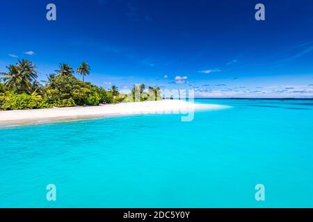 Ruhige Strandszene. Sonnige exotische tropische Strandlandschaft für Hintergrund oder Tapete. Design von Sommerurlaub Urlaubskonzept. Luxuriöser Blick auf Reisen Stockfoto