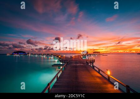 Sonnenuntergang auf den Malediven, Luxus-Wasservillen-Resort und hölzerner Pier. Schöne Himmel Wolken und Strand Natur Hintergrund für Sommerferien Stockfoto