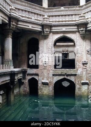 Indien, Gujarat, Ahmedabad, Adalaj, fünf Stockwerke tief Steppenbrunnen von einer Frau im Jahr 1498 gebaut Stockfoto