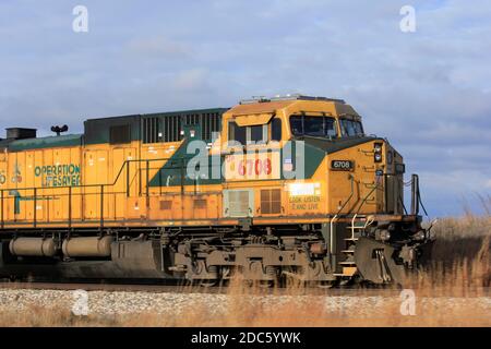 Union Pacific Train erschossen Nahaufnahme gehen die Strecke auf dem Land mit blauem Himmel und Präriegras . Stockfoto