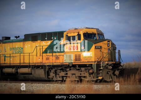 Union Pacific Train erschossen Nahaufnahme gehen die Strecke auf dem Land mit blauem Himmel und Präriegras . Stockfoto