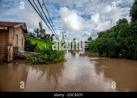 Blick auf eine überflutete Straße in der Gegend von La Lima.Hurrikan Iota traf am 16. November die nicaraguanische Küste als Sturm der Kategorie 4. Es war die zweite Kategorie 4, die innerhalb von zwei Wochen in Nicaragua landete und wieder katastrophale Niederschläge nach Honduras brachte. Die 2 Millionen Menschen, die vom Hurrikan Eta betroffen waren, sind erneut am Boden zerstört. Die Gefahr von Überschwemmungen und Schlammlawinen ist aufgrund der zu 100 Prozent gesättigten Böden extrem hoch. Rettungsbemühungen werden von Einheimischen, Feuerwehrleuten, Polizei, Militär und ausländischen Hilfsteams durchgeführt. Viele sind vermisst und tot gefürchtet. Stockfoto