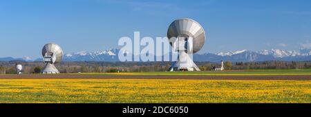 Geographie / Reisen, Deutschland, Bayern, Raisting, Bodenstation Raisting vor Benediktenwand, Jo, Additional-Rights-Clearance-Info-Not-available Stockfoto