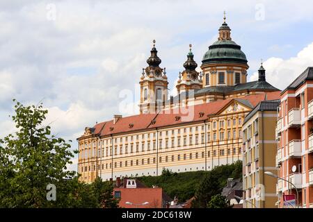 Melk Abey auf einem Hügel über der Stadt Melk, Österreich an einem Sommertag. Stockfoto