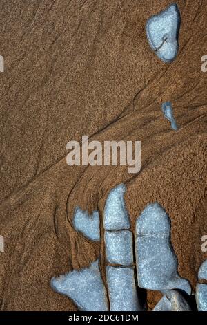 Felsen und Sand in der Severn Mündung. Stockfoto