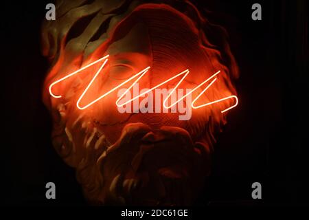 Brennendes Neon, auf schwarzem Hintergrund geführt. Zusammenfassung. Texturdesign, helles Poster. Hintergrund mit Linien. Hintergrundbilder für Technologie. Stockfoto