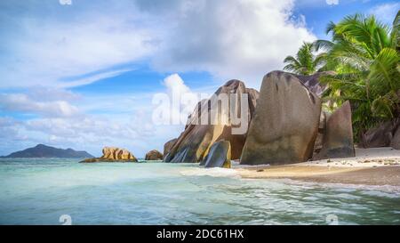 Granitfelsen im Paradies am tropischen Strand an der quelle von anse d'argent auf la digue auf den seychellen Stockfoto