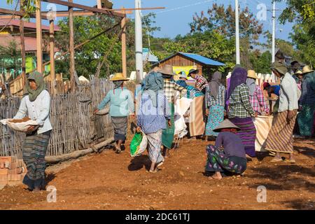 Dorfbewohner Handbuch Straßenbau arbeiten an der West Phwar sah Dorf, Bagan, Myanmar (Burma), Asien im Februar - Frauen Materialien bewegt sich Stockfoto