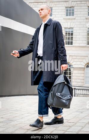 Ein echter Querschnitt von verschiedenen Modearbeitern kommt an, um an den Modenschauen der London Fashion Week 2009 im Somerset House teilzunehmen. Stockfoto