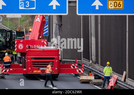 Köln, Deutschland. November 2020. Arbeiter und Polizei entfernen mit einem Kran eine erste Betonplatte auf der A3. Kaum eine Woche, nachdem eine Betonplatte auf dem A3 auf das Auto einer 66-jährigen Kölnerin gefallen ist, werden jetzt sechs weitere entfernt. Auch sie könnten potenziell gefährlich sein. Weil diese Platten auch falsch fixiert wurden. Quelle: Rolf Vennenbernd/dpa/Alamy Live News Stockfoto