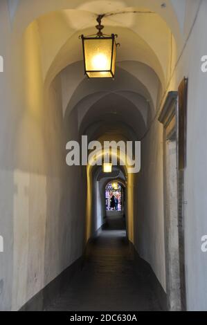 Schmale Passage oder Korridor mit antiken Lampe an der Altstadt von Bozen, Südtirol, Italien Stockfoto