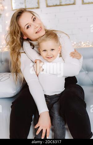 Happy blonde hadsome junge und hübsche Frau genießen Weihnachtszeit Und umarmt Stockfoto