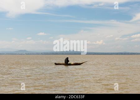 Afrikanischer Fischer in Papyrus Boot/Holzboot auf See tana in Äthiopien Stockfoto