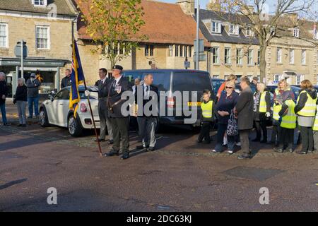 Kleine lokale Feier des Gedenktages in der Marktstadt Higham Ferrers, Northamptonshire, Großbritannien Stockfoto