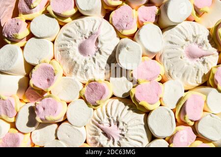 Mehrfarbige Marshmallow Hintergrund. Hintergrund der bunten und unterschiedlich in Form und Größe von Marshmallows. Süßigkeiten Hintergrund Stockfoto