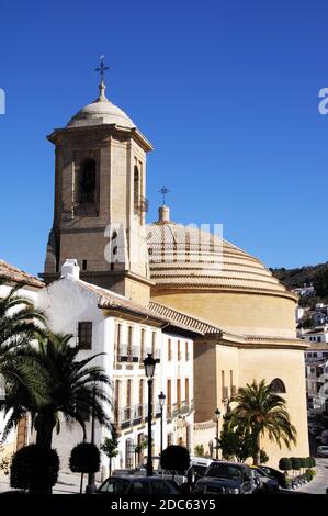 Blick auf die Kirche San Antonio und Hauptstraße, Montefrio, Provinz Granada, Andalusien, Spanien, Europa. Stockfoto