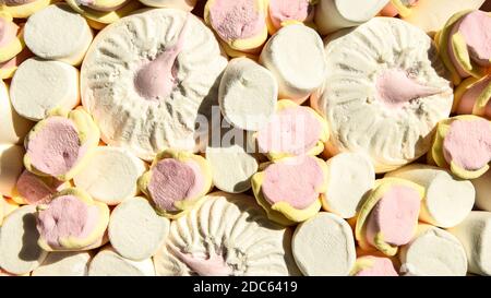 Mehrfarbige Marshmallow Hintergrund. Hintergrund der bunten und unterschiedlich in Form und Größe von Marshmallows. Süßigkeiten Hintergrund Stockfoto