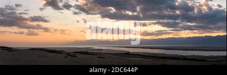 Panorama Sonnenuntergang Issyk Kul See bei Sonnenuntergang bei Karakol in Kirgisistan. Stockfoto