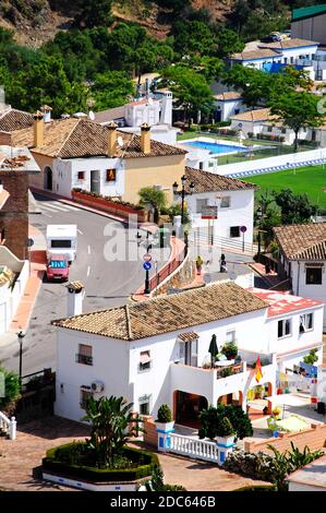Erhöhter Blick über Stadthäuser, Benahavis, Spanien. Stockfoto