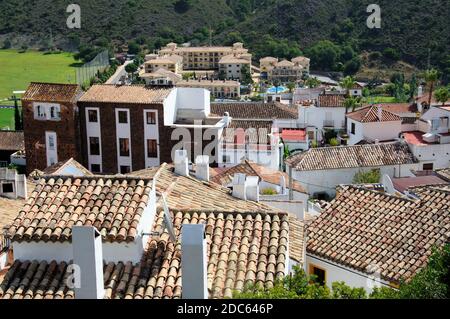 Erhöhter Blick über die Dächer der Stadt, Benahavis, Spanien. Stockfoto
