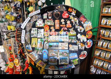 Hübsche Kühlschrankmagnete in einer Paellapfanne (Paellera) vor einem Laden, Mijas, Spanien. Stockfoto