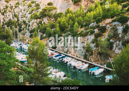 Cassis, Calanques, Frankreich. Französische Riviera. Viele Boote Der Weißen Yachten Liegen In Der Bucht. Calanques - EINE tiefe Bucht, umgeben von hohen Klippen an der Azure Coast Stockfoto