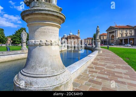 Ansicht der Statuen in Prato della Valle und Santa Giustina Basilika im Hintergrund sichtbar, Padua, Venetien, Italien Stockfoto