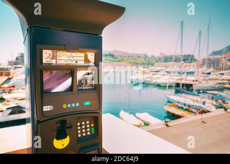 Parkautomat mit elektronischer Bezahlung am Stadtparkplatz. Parkgebühr Stockfoto