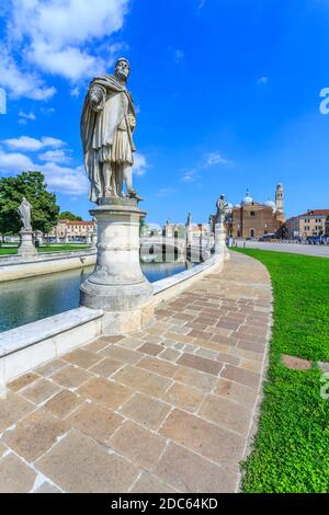 Ansicht der Statuen in Prato della Valle und Santa Giustina Basilika im Hintergrund sichtbar, Padua, Venetien, Italien Stockfoto