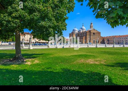 Blick auf Prato della Valle und Santa Giustina Basilika sichtbar durch Bäume, Padua, Venetien, Italien Stockfoto