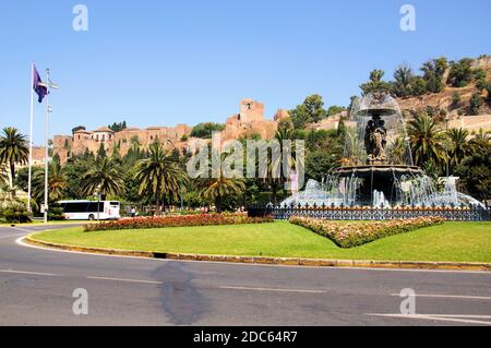 Brunnen (Fuente de las tres gracias) am Ende des Paseo del Parque mit der Burg (alcazaba) nach hinten, Malaga, Spanien Stockfoto