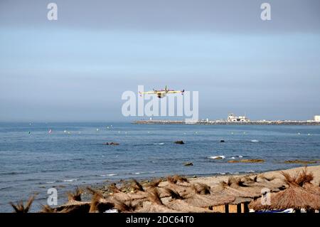 Feuerbomber sammelt Wasser aus dem Meer, Calahonda, Spanien. Stockfoto