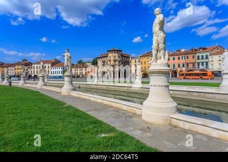 Blick auf Statuen in Prato della Valle und bunte Architektur im Hintergrund sichtbar, Padua, Venetien, Italien Stockfoto