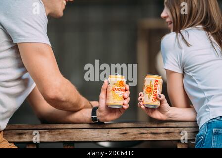 Bier-Party - Junges Paar genießen heißen Sommertag auf einer Dachparty, trinken Ganzberg Bier und Spaß haben Stockfoto