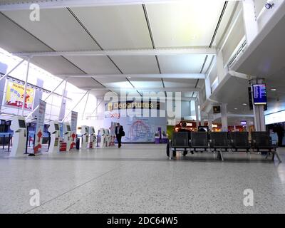 Blick auf die Check-in-Halle am Flughafen East Midlands, Castle Donnington, England. Stockfoto