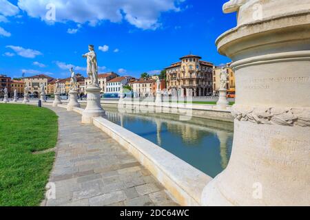 Blick auf Statuen in Prato della Valle und bunte Architektur im Hintergrund sichtbar, Padua, Venetien, Italien Stockfoto