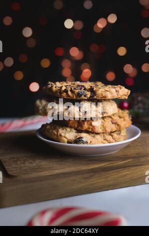 Weihnachten gesunde Haferflocken Cookies mit getrockneten Preiselbeeren auf Holzbrett. Glutenfreie Bäckerei. Stockfoto