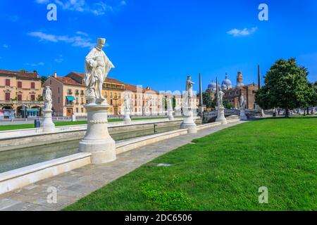 Ansicht der Statuen in Prato della Valle und Santa Giustina Basilika im Hintergrund sichtbar, Padua, Venetien, Italien Stockfoto