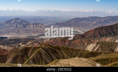 Panorama des Toguz Toro Pass mit Tal Kirgisistan an einem Sommertag mit blauem Himmel und Bergen mit Schnee. Stockfoto