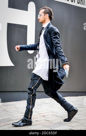 Ein echter Querschnitt von verschiedenen Modearbeitern kommt an, um an den Modenschauen der London Fashion Week 2009 im Somerset House teilzunehmen. Stockfoto