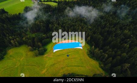 Paragliding durch die Wolken. Wunderschöne Landschaft. Extremsport. Blick von oben. Stockfoto