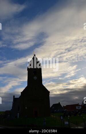 Kleine Kirche in einem kleinen Dorf namens Wierum, Friesland Niederlande. Während stürmischen Tag Stockfoto