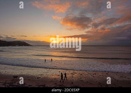 Langland Bay, Swansea, Großbritannien. November 2020. Schwimmer genießen das Wasser in Langland Bay in der Nähe von Swansea heute Morgen, wenn die Sonne beginnt, auf der Skyline zu steigen. Quelle: Phil Rees/Alamy Live News Stockfoto