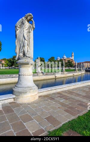 Ansicht der Statuen in Prato della Valle und Santa Giustina Basilika im Hintergrund sichtbar, Padua, Venetien, Italien Stockfoto