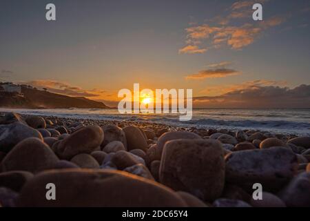 Langland Bay, Swansea, Großbritannien. November 2020. Atemberaubender Sonnenaufgang an der Langland Bay in der Nähe von Swansea heute Morgen. Quelle: Phil Rees/Alamy Live News Stockfoto