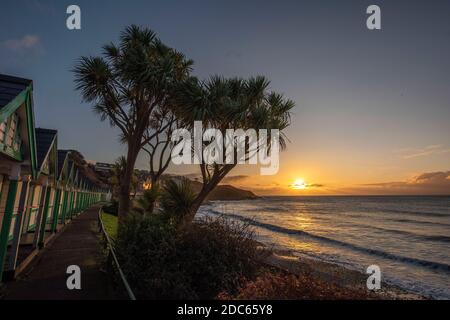 Langland Bay, Swansea, Großbritannien. November 2020. Atemberaubender Sonnenaufgang an der Langland Bay in der Nähe von Swansea heute Morgen. Quelle: Phil Rees/Alamy Live News Stockfoto