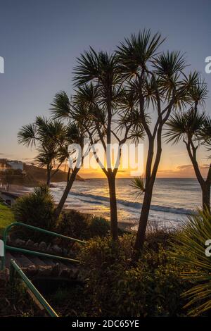 Langland Bay, Swansea, Großbritannien. November 2020. Atemberaubender Sonnenaufgang an der Langland Bay in der Nähe von Swansea heute Morgen. Quelle: Phil Rees/Alamy Live News Stockfoto