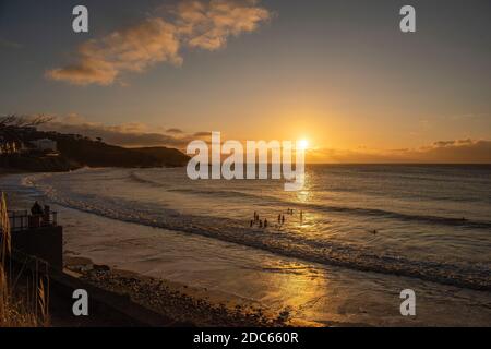 Langland Bay, Swansea, Großbritannien. November 2020. Schwimmer genießen das Wasser in Langland Bay in der Nähe von Swansea heute Morgen, wenn die Sonne beginnt, auf der Skyline zu steigen. Quelle: Phil Rees/Alamy Live News Stockfoto