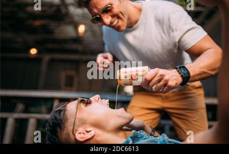 Fröhliche Freunde Party trinken Bier Picknick im Freien Stockfoto